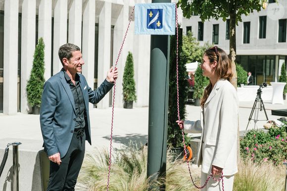 Alors que les enfants Delon étaient invités à l'inauguration du parvis Alain Delon au coeur du Campus Georges Méliès de Cannes, c'est Liv Delon la fille cadette d'Anthony qui est venue en présence du maire de la ville, David Lisnard, à Cannes, France, le 22 mai 2026. © Sam Delpech/Bestimage