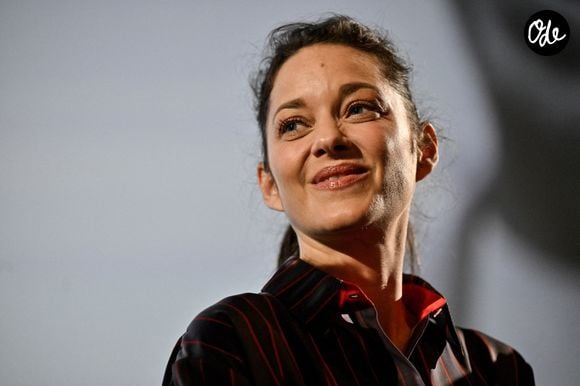 À 51 ans, Marion Cotillard n’hésite pas à rappeler l’importance du respect de sa vie privée, même lorsqu’elle est en vacances.

Marion Cotillard assistant à la projection du film « Karma » lors du 18e Festival Lumière de Lyon, à Lyon, en France, le 14 octobre 2026. Photo de Julien Reynaud/APS-Medias/ABACAPRESS.COM