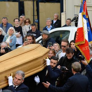 De nombreuses personnalités étaient présentes, parmi lesquelles Catherine Jacob, Nikos Aliagas, Paul Belmondo, Rachida Dati et Valérie Pécresse. 

Cercueil de la défunte - Obsèques de Claudia Cardinale en l’église Saint-Roch de Paris, France, le 30 septembre 2025. © Bestimage