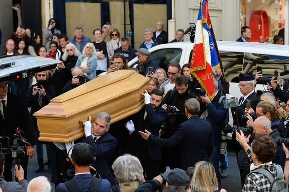 De nombreuses personnalités étaient présentes, parmi lesquelles Catherine Jacob, Nikos Aliagas, Paul Belmondo, Rachida Dati et Valérie Pécresse. 

Cercueil de la défunte - Obsèques de Claudia Cardinale en l’église Saint-Roch de Paris, France, le 30 septembre 2025. © Bestimage