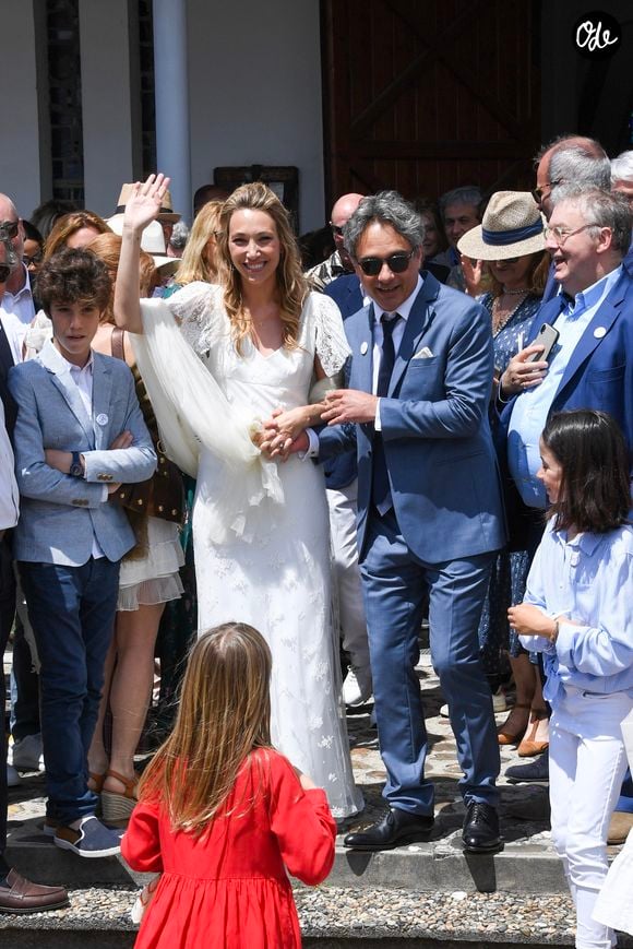 Dans cet écrin parisien prestigieux, l'épouse de Raphaël Lancrey-Javal profite d'un cadre enchanteur 

Mariage de Laura Smet et Raphaël Lancrey-Javal à l'église Notre-Dame des Flots au Cap-Ferret le jour de l'anniversaire de son père Johnny Hallyday le 15 juin 2019
©Agence / Bestimage
