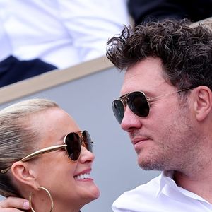 Laeticia Hallyday et Frédéric Suant très amoureux dans les tribunes lors des Internationaux de France de Tennis de Roland Garros 2025, à Paris, France, le 26 mai 2025. © Jacovides-Moreau/Bestimage