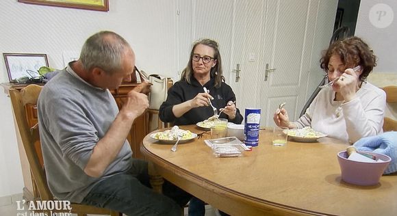 Gilles à la ferme avec ses prétendantes dans "L'amour est dans le pré"