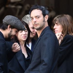 Marlowe (fils de Lou Doillon), Ben Attal, Charlotte Gainsbourg,, Lou Doillon, Roman de Kermadec (fils de Kate Barry) - Arrivées des célébrités aux obsèques de Jane Birkin en l'église Saint-Roch à Paris. © Jacovides-KD Niko / Bestimage