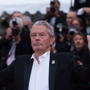 Alain Delon (Palme d'Or d'Honneur du 72ème festival de Cannes avec un badge Paris Match d'une ancienne couverture du magazine titrant "Alain Delon, mes deux amours, Rosalie et Anouchka) - Montée des marches du film "A Hidden Life" lors du 72ème Festival International du Film de Cannes. Le 19 mai 2019
©Backgrid UK/ Bestimage