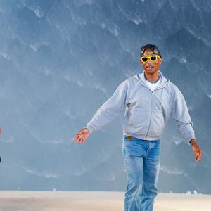 Le sable, lui aussi pointé du doigt, ne sera pas jeté. Selon LVMH, "le sable sera réutilisé à la Cité Internationale Universitaire pour créer des terrains de beach-volley, en accord avec la direction du site, qui a trouvé l'idée d'offrir de nouvelles installations aux résidents intéressante."

Le créateur de mode Pharrell Williams - Défilé de mode Louis Vuitton Prêt à Porter Collection Homme Printemps/Été 2027 lors de la Fashion Week de Paris, à la Cité Internationale Universitaire de Paris, France, le 23 juin 2026. © Bestimage