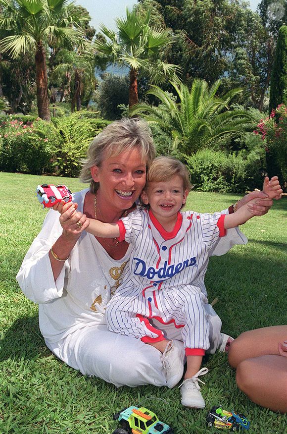 Rendez-vous "Evelyne Leclercq" et petit-fils Tom à Cannes exclusif "plan serré" 26/07/2000 Coadic Guirec / Bestimage