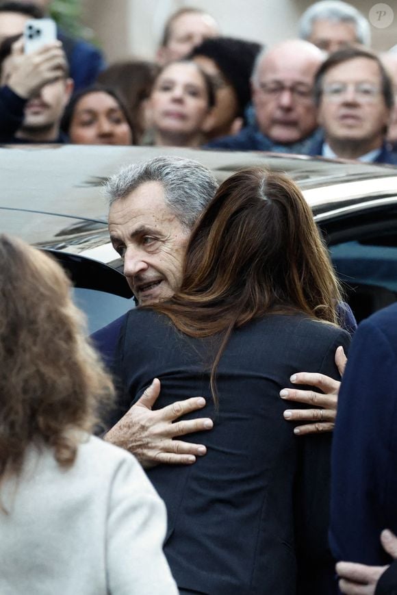 Nicolas Sarkozy et sa femme Carla Bruni - La famille et les soutiens de Nicolas Sarkozy se sont réunis devant son domicile le jour de son incarcération à la prison de la Santé à Paris le 21 octobre 2025.

© Moreau / Jacovides / Bestimage