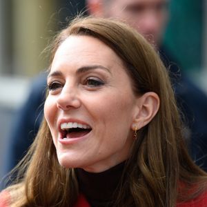 Catherine (Kate) Middleton, princesse de Galles, éclate de rire à la sortie du marché de Pontypridd, accompagnée du prince William, prince de Galles, le 26 février 2025. 
GOFF INF / BESTIMAGE