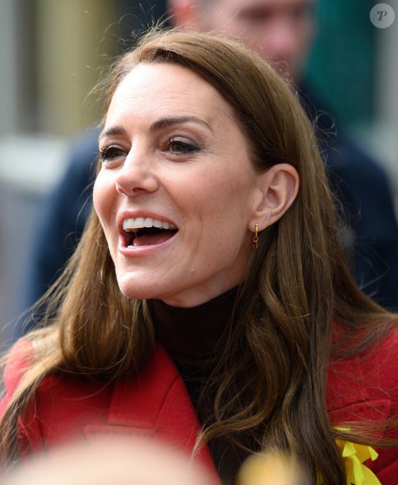 Catherine (Kate) Middleton, princesse de Galles, éclate de rire à la sortie du marché de Pontypridd, accompagnée du prince William, prince de Galles, le 26 février 2025. 
GOFF INF / BESTIMAGE
