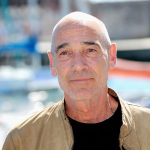 Cet acteur, vous l'avez probablement découvert dans "Le Grand Bleu" de Luc Besson, en 1988.

Jean-Marc Barr - Photocall du film en compétition "Rivages" lors de la 26ème Edition du Festival de la Fiction de La Rochelle. Le 13 septembre 2024
© Patrick Bernard / Bestimage