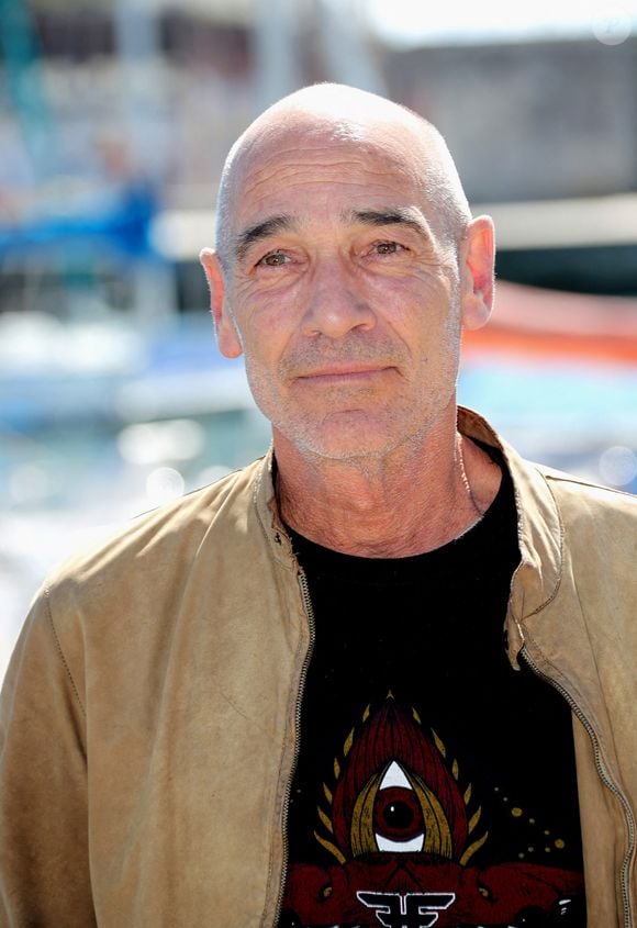 Cet acteur, vous l'avez probablement découvert dans "Le Grand Bleu" de Luc Besson, en 1988.

Jean-Marc Barr - Photocall du film en compétition "Rivages" lors de la 26ème Edition du Festival de la Fiction de La Rochelle. Le 13 septembre 2024
© Patrick Bernard / Bestimage