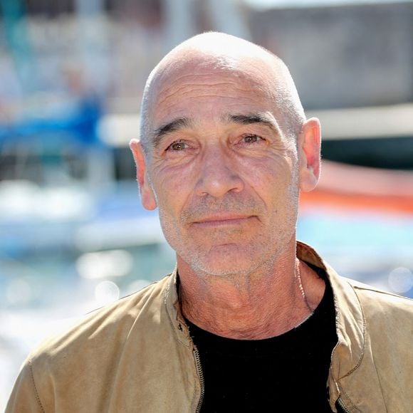 Cet acteur, vous l'avez probablement découvert dans "Le Grand Bleu" de Luc Besson, en 1988.

Jean-Marc Barr - Photocall du film en compétition "Rivages" lors de la 26ème Edition du Festival de la Fiction de La Rochelle. Le 13 septembre 2024
© Patrick Bernard / Bestimage