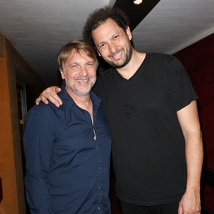 Exclusif - Didier Gustin et Eric Antoine - Backstage du concert "En cœur pour l'Ukraine" au Casino de Paris le 18 juin 2023. De l’humour et des chansons, de la magie, des textes, des cartes blanches encore… À l’appel de Marc Jolivet, une quarantaine d’artistes donnent rendez-vous au public ce dimanche 18 juin au Casino de Paris pour une soirée en soutien au pays de Volodymyr Zelensky via l’association Doc 4 Ukraine. © Coadic Guirec/Bestimage