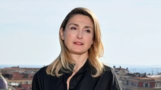 Julie Gayet dans l'embarras : Son mari François Hollande impliqué, des SMS pointés du doigt...