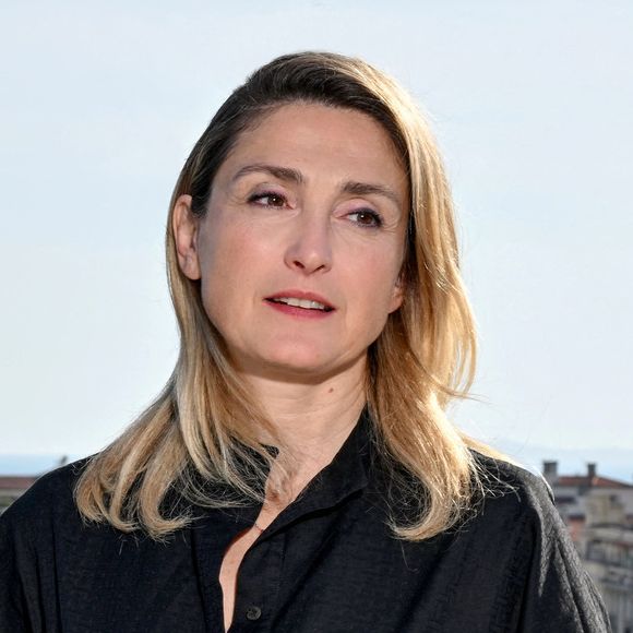 Julie Gayet s'est imposée comme l'un des comédiennes les plus prisées de sa génération. L'actrice est également productrice. Mais son couple avec François Hollande serait aujourd'hui au cœur d'une enquête du Parquet national financier, selon "Libération".

Julie Gayet, membre du jury, durant le photocall lors de la 1ère édition du World AI Film Festival (WAiFF) à Nice, un événement inédit dédié aux interactions entre les nouvelles technologies et la création cinématographique et audiovisuelle. © Bruno Bebert / Bestimage