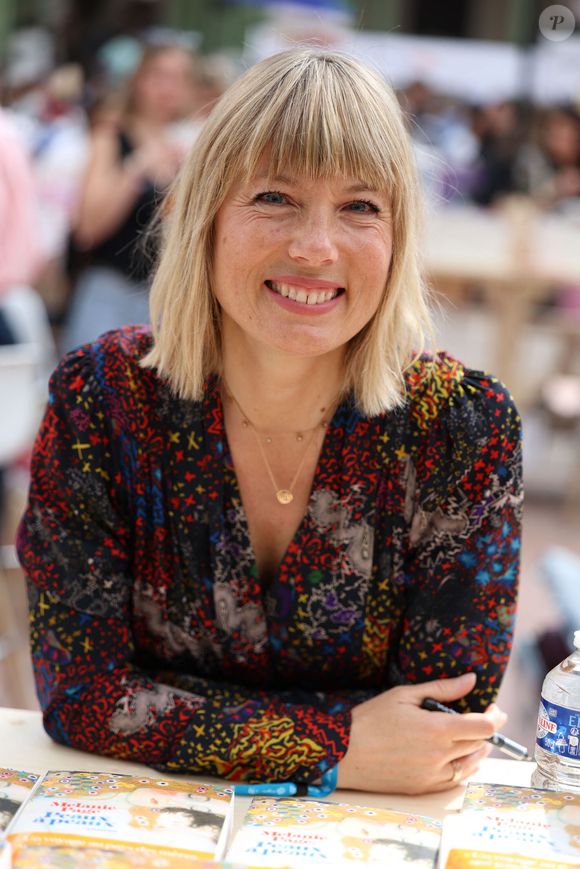 La comédienne a révélé que la première version du manuscrit avait profondément bouleversé Nina, la fille de Nagui et Marine Vignes.

Melanie Page lors du 5ème festival du Livre de Paris au Grand Palais à Paris, France, le 18 avril 2026. Les 17, 18 et 19 avril 2026, le Festival du livre de Paris célébrera les livres et la lecture, sous toutes ses formes, pour tous les publics. © Denis Guignebourg/BestImage
