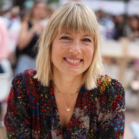 La comédienne a révélé que la première version du manuscrit avait profondément bouleversé Nina, la fille de Nagui et Marine Vignes.

Melanie Page lors du 5ème festival du Livre de Paris au Grand Palais à Paris, France, le 18 avril 2026. Les 17, 18 et 19 avril 2026, le Festival du livre de Paris célébrera les livres et la lecture, sous toutes ses formes, pour tous les publics. © Denis Guignebourg/BestImage