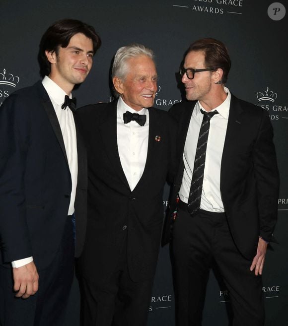 23 octobre 2024, New York, États-Unis : l'acteur Michael Douglas avec ses fils (à gauche) Dylan et (à droite) Cameron  aperçus lors du gala du 40e anniversaire des Princess Grace Awards qui s'est tenu à l'hôtel Pierre. ( © Nancy Kaszerman/ZUMA Press Wire/ Bestimage)