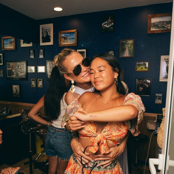 Exclusif -  Jade et Joy, les filles de Laeticia Hallyday, sont allées se faire tatouer "Mamour" en hommage à l’histoire d’amour de leurs parents. Saint Barthélemy, le 14 août 2025
© Sam Delpech / Bestimage