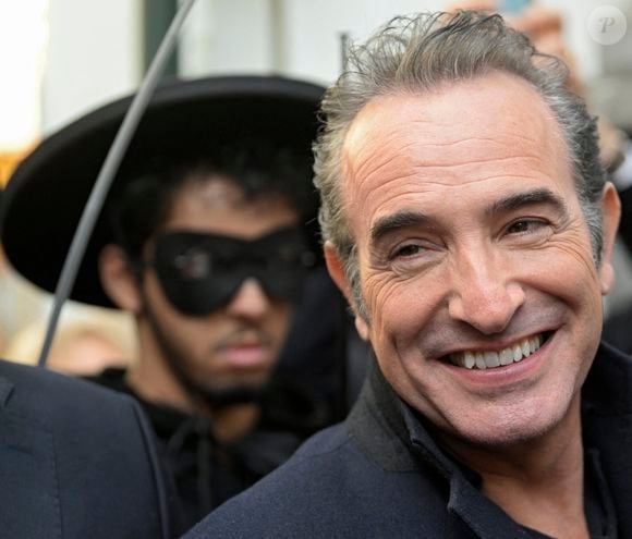 Jean Dujardin reçoit la Médaille d'Honneur de la Ville de Bruxelles et visite le Manneken-pis habillé d'un costume de Zorro pour l'occasion à Bruxelles, Belgique, le 28 novembre 2024. © Didier Lebrun/PhotoNews/Bestimage