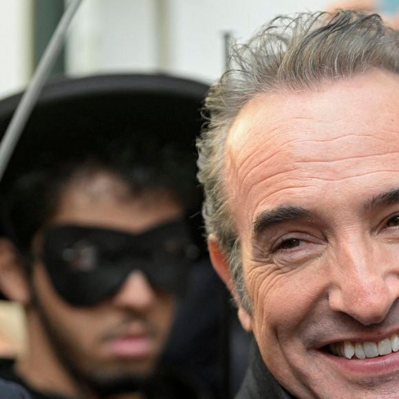 Jean Dujardin reçoit la Médaille d'Honneur de la Ville de Bruxelles et visite le Manneken-pis habillé d'un costume de Zorro pour l'occasion à Bruxelles, Belgique, le 28 novembre 2024. © Didier Lebrun/PhotoNews/Bestimage