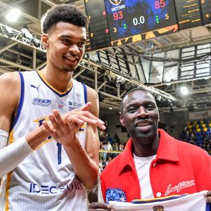 Il était venu soutenir Victor Wembanyama en mai 2023 

Victor Wembanyama et Omar Sy au match de basketball LNB Pro A Betclic Elite entre les Metropolitans 92 et Paris basketball au gymnase Marcel-Cerdan de Levallois-Perret, France, le 16 mai 2023. © Valerian Wagner/Bestimage