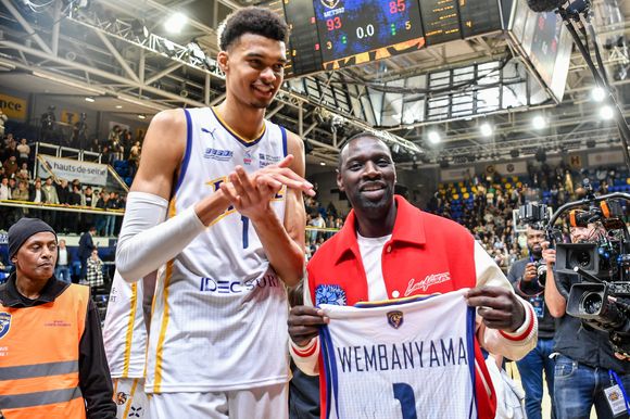 Il était venu soutenir Victor Wembanyama en mai 2023 

Victor Wembanyama et Omar Sy au match de basketball LNB Pro A Betclic Elite entre les Metropolitans 92 et Paris basketball au gymnase Marcel-Cerdan de Levallois-Perret, France, le 16 mai 2023. © Valerian Wagner/Bestimage