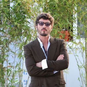 Niels Schneider - Plateau de l'émission "C à vous" lors du 79ème Festival International du Film de Cannes le 19 mai 2026. © Jack Tribeca / Bestimage