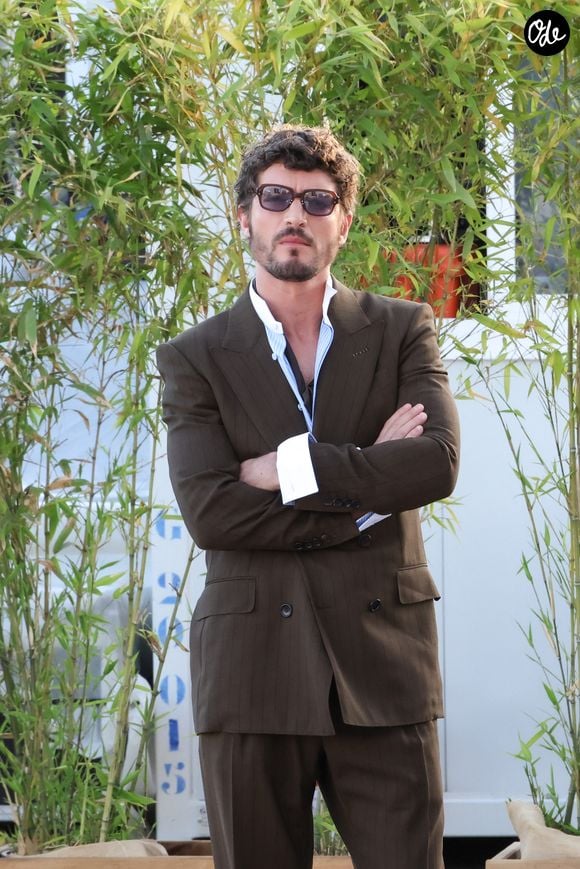 Niels Schneider - Plateau de l'émission "C à vous" lors du 79ème Festival International du Film de Cannes le 19 mai 2026. © Jack Tribeca / Bestimage