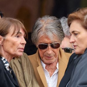Jacques Dutronc et sa compagne Sylvie Duval - Sortie des obsèques de l'auteure-compositrice-interprète et actrice française Françoise Hardy au crématorium du cimetière du Père-Lachaise à Paris, France, le 20 juin 2024. © Jacovides-Moreau/Bestimage