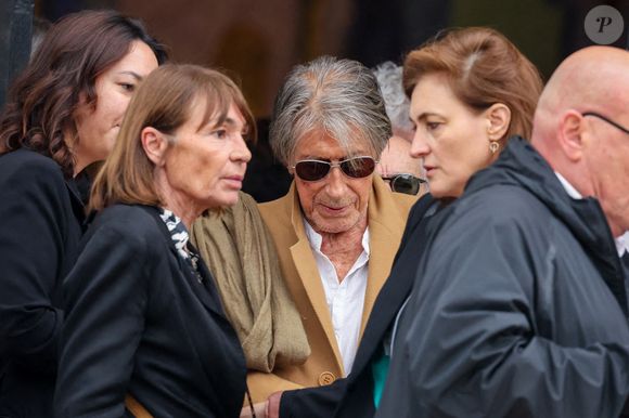 Jacques Dutronc et sa compagne Sylvie Duval - Sortie des obsèques de l'auteure-compositrice-interprète et actrice française Françoise Hardy au crématorium du cimetière du Père-Lachaise à Paris, France, le 20 juin 2024. © Jacovides-Moreau/Bestimage