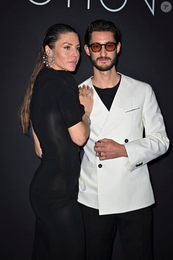 Entourés de nombreux animaux, Pierre Niney et Natasha Andrews vivent un quotidien de rêve. 

Pierre Niney et sa compagne Natasha Andrews - Photocall du dîner "Women In Motion, Kering", Place de la Castre lors du 78ème Festival International du Film de Cannes le 18 mai 2025. © Olivier Borde/Bestimage