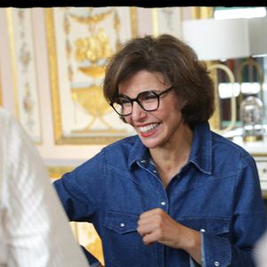 Rachida Dati accueille dans son bureau les visiteurs venus au Ministère de la Culture dans le cadre des journées européennes du Patrimoine. Paris, rue de Valois, Ministère de la Culture. 2025-IX-20. © Alain Guizard