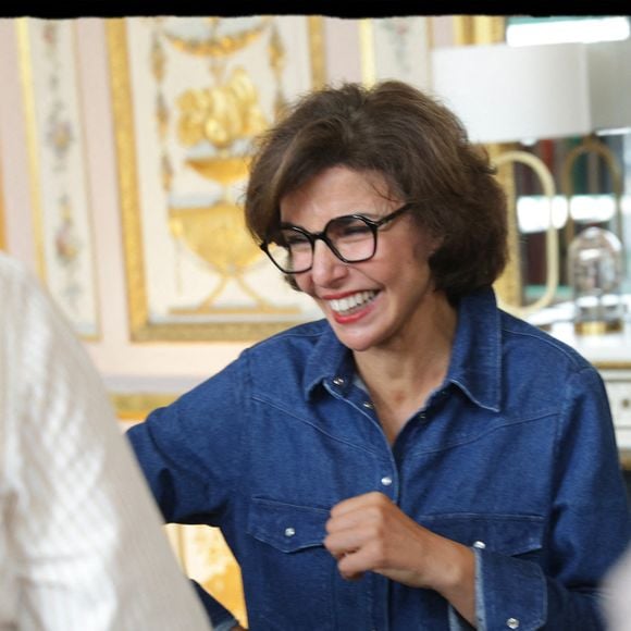 Rachida Dati accueille dans son bureau les visiteurs venus au Ministère de la Culture dans le cadre des journées européennes du Patrimoine. Paris, rue de Valois, Ministère de la Culture. 2025-IX-20. © Alain Guizard