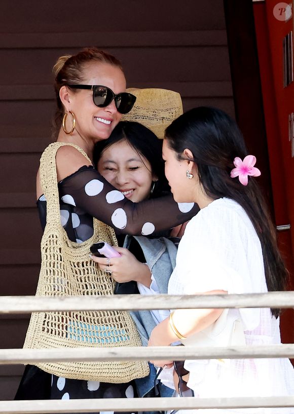 Exclusif - Prix Spécial - No Web - Laeticia Hallyday accompagnée de son compagnon Frédéric Suant et de sa fille Joy sont aller accueillir Jade à l'aéroport de Saint-Barthélemy-Rémy-de-Haenen où tout le monde se retrouve pour le 50ème anniversaire de Laeticia, à Saint-Jean, Saint-Barthélémy, Antilles françaises, France, le 15 mars 2025.