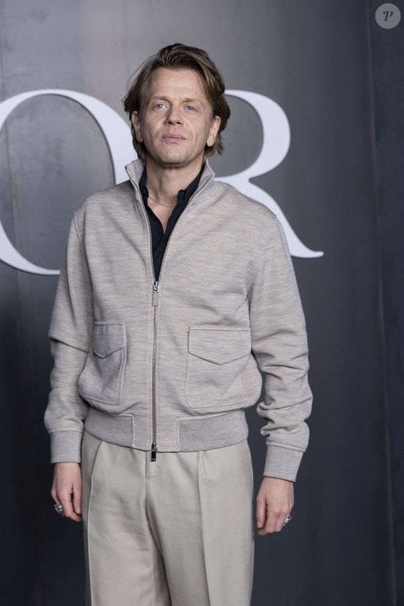 La vie d’Alex Lutz a récemment changé... 

Alex Lutz au photocall du défilé Dior Homme à l'École-Militaire lors de la semaine de la mode masculine automne/hiver à Paris, France. © Olivier Borde/Bestimage