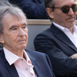 Bernard Arnault en tribunes lors de la finale messieurs des Internationaux de France de Tennis de Roland Garros 2025 (jour 15), à Paris, France, le 8 juin 2025. © Cyril Moreau/Bestimage