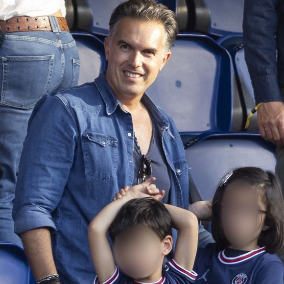 Parents d’Abbie et de Peter, les deux figures publiques ont choisi d’emprunter des chemins distincts, sans jamais lever le voile sur les raisons de cette rupture.

Faustine Bollaert, Maxime Chattam et leurs enfants Abbie et Peter sont en tribune lors de la rencontre de football Paris Saint Germain PSG contre Clermont (4-0) au Parc des Princes à Paris le 11 septembre 2021. © Coadic Guirec/Bestimage