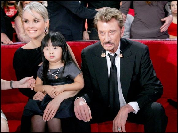 Johnny, Laeticia et Jade Hallyday sur le plateau de Vivement Dimanche en 2008 © Guillaume Gaffiot/Bestimage