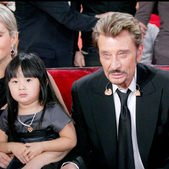 Johnny, Laeticia et Jade Hallyday sur le plateau de Vivement Dimanche en 2008 © Guillaume Gaffiot/Bestimage