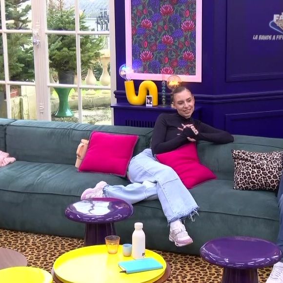 Léa a ensuite réalisé une prestation parfaite, tant sur la chanson que sur son texte émouvant, exprimant ses émotions et remerciant chaque professeur.

Extrait de la quotidienne "Star Academy". ©TF1