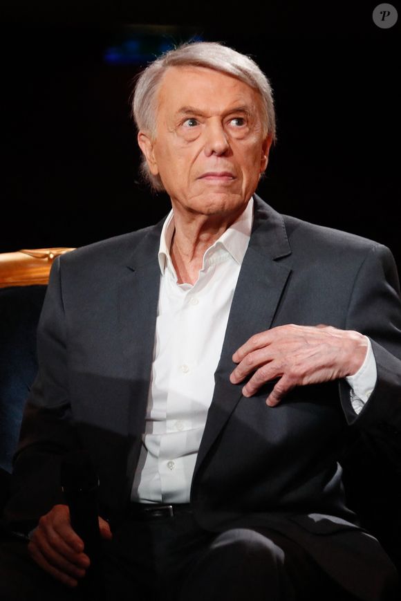 Exclusif - Salvatore Adamo lors de l'enregistrement de l'émission "Serge Lama, le dernier rappel" présentée par F. Bollaert, diffusée le vendredi 21 novembre 2025 sur France 3 à 21h10, au théâtre Marigny à Paris, France, le 29 avril 2025. © Clovis-Moreau/Bestimage