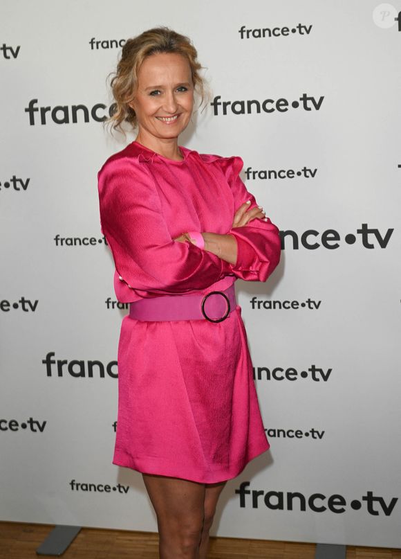 Elle a révélé qu'elle se retroussait toujours les manches

Caroline Roux au photocall pour la conférence de presse de rentrée de France TV à la Grande Halle de la Villette à Paris, France, le 6 juillet 2022. © Coadic Guirec/Bestimage