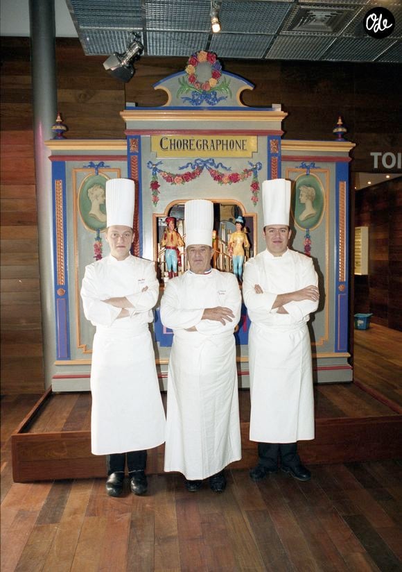 L’auberge conserve ses deux étoiles au Guide Michelin.

Archives - Paul Bocuse et son équipe dans une de ses brasseries a Lyon. le 2 décembre 2007.  © JEAN-CLAUDE WOESTELANDT / BESTIMAGE