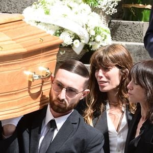 Lou Doillon, Charlotte Gainsbourg, Ben Attal - Sorties des obsèques de Jane Birkin en l'église Saint-Roch à Paris. Le 24 juillet 2023
© Jacovides-KD Niko / Bestimage