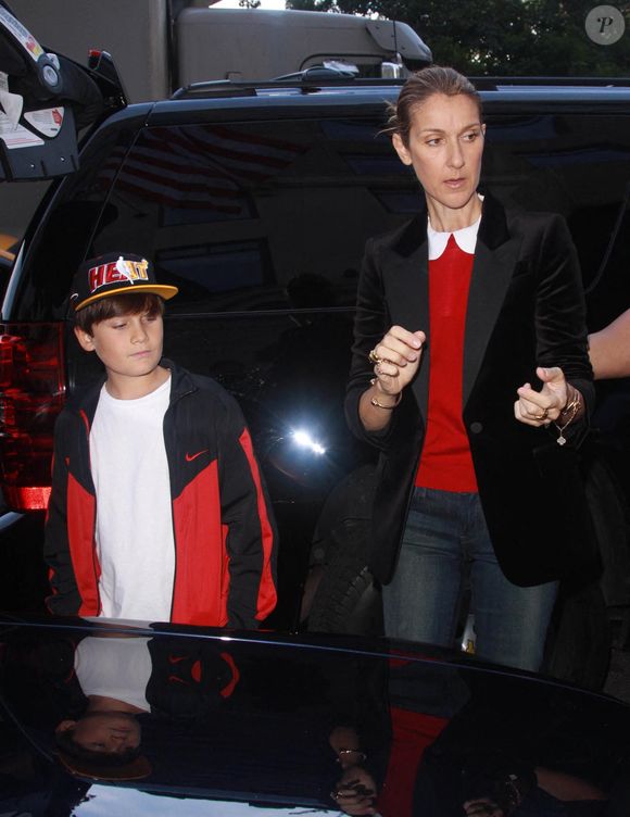 Céline Dion quittant son hôtel avec ses fils René (10 ans) et les jumeaux Eddy et Nelson à Manhattan, New York City, NY, USA, 16 septembre 2011. Photo de Luis Guerra/Ramey Agency/ABACAPRESS.COM