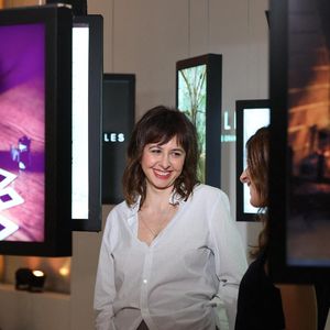 Nathalie Levy, Valérie Bonneton lors de l'enregistrement de l'émission "Inoubliables, nos chers grands-parents", présentée par N.Lévy, au Studio Harcourt à Paris, diffusée le 28 mai à 23h sur Canal+. Le 17 février 2024
© Dominique Jacovides / Bestimage
INOUBLIABLES ­ Nos Chers Grands ­Parents
Une collection d'émissions de 4x40'
Présentée par N.LEVY
Tournée au Studio Harcourt
Troisième invité : Valérie Bonneton le 28 mai à 23h sur CANAL+
Un voyage immersif au coeur du roman familial d'une personnalité
Dans chacune des émissions de cette collection inédite, N.Levy emmène un invité au studio Harcourt, lieu emblématique de la photographie, afin d'explorer de manière singulière son patrimoine familial et sa relation à ses grands-­parents.
Chaque personnalité fait l'objet d'une production documentaire dédiée, élaborée à partir d'une sélection d'images d'archives personnelles inédites mais aussi historiques.
Ensemble, ils plongent au cœur de ce récit qui témoigne de l'héritage immatériel légué par ses ancêtres, et qui ouvre une fenêtre sur le monde et des époques révolues en racontant la puissance de la transmission.