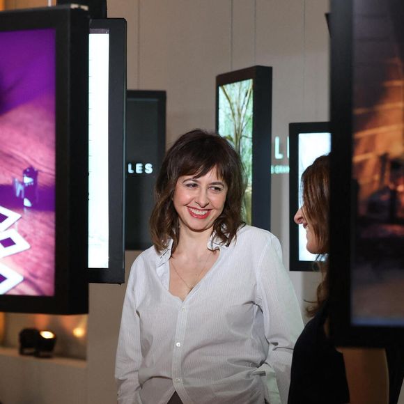 Nathalie Levy, Valérie Bonneton lors de l'enregistrement de l'émission "Inoubliables, nos chers grands-parents", présentée par N.Lévy, au Studio Harcourt à Paris, diffusée le 28 mai à 23h sur Canal+. Le 17 février 2024
© Dominique Jacovides / Bestimage
INOUBLIABLES ­ Nos Chers Grands ­Parents
Une collection d'émissions de 4x40'
Présentée par N.LEVY
Tournée au Studio Harcourt
Troisième invité : Valérie Bonneton le 28 mai à 23h sur CANAL+
Un voyage immersif au coeur du roman familial d'une personnalité
Dans chacune des émissions de cette collection inédite, N.Levy emmène un invité au studio Harcourt, lieu emblématique de la photographie, afin d'explorer de manière singulière son patrimoine familial et sa relation à ses grands-­parents.
Chaque personnalité fait l'objet d'une production documentaire dédiée, élaborée à partir d'une sélection d'images d'archives personnelles inédites mais aussi historiques.
Ensemble, ils plongent au cœur de ce récit qui témoigne de l'héritage immatériel légué par ses ancêtres, et qui ouvre une fenêtre sur le monde et des époques révolues en racontant la puissance de la transmission.