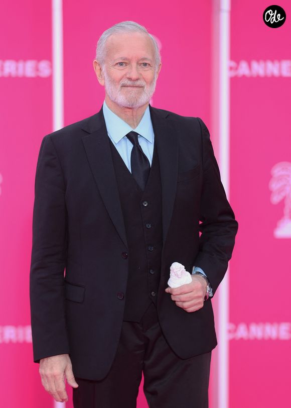 Francis Huster sur le tapis rose lors de la 9ème édition de "CanneSeries" à Cannes le 27 avril 2026.

© Denis Guignebourg / Bestimage